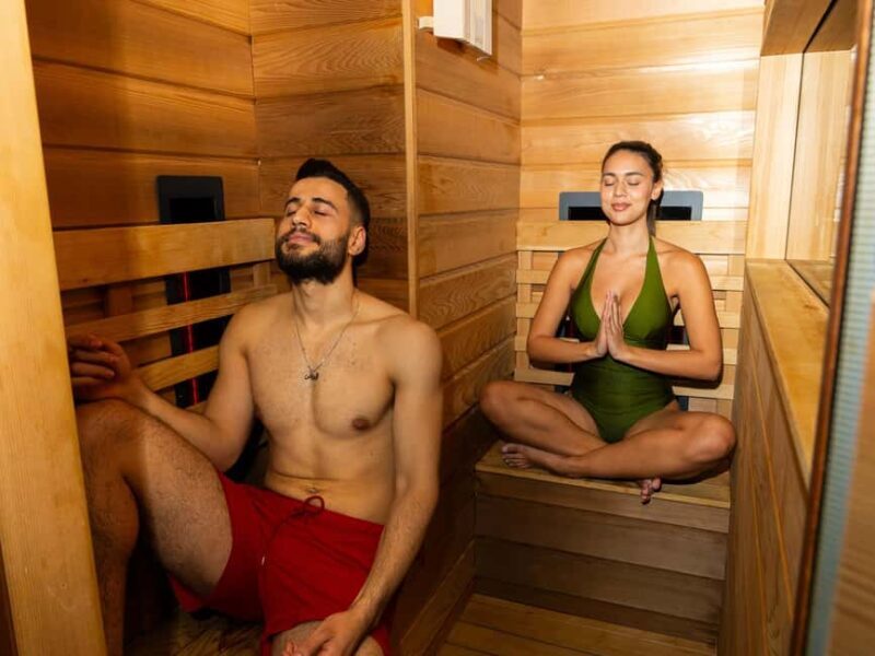 Paris: Seine Yacht Hotel Stay & Paradis Latin Cabaret show - The Experience at Paradis Latin