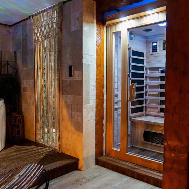 Paris: Seine Yacht Hotel Stay & Paradis Latin Cabaret show - Who Will Love This Experience?