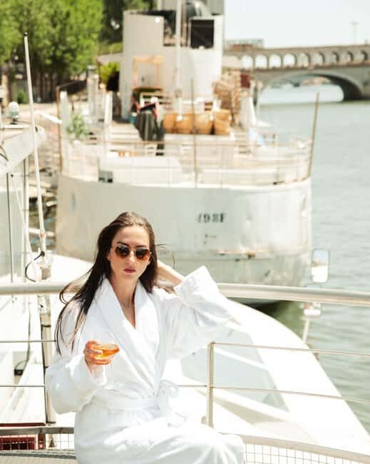 Paris: Seine Yacht Hotel Stay & Paradis Latin Cabaret show - FAQ