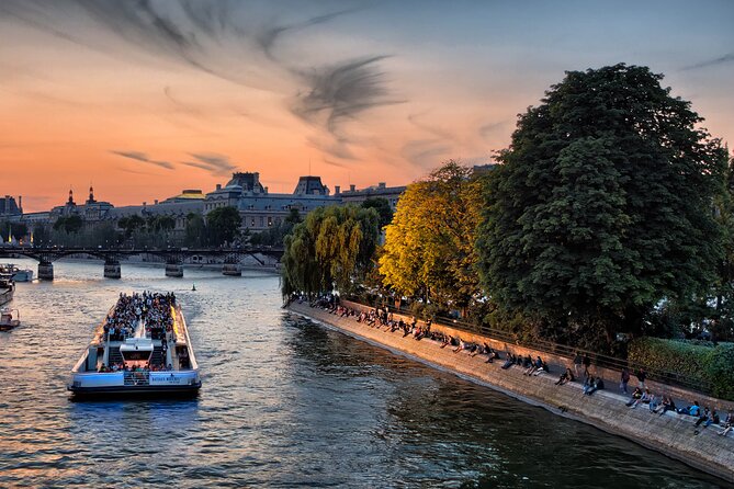 Paris Sightseeing Cruise With Champagne by Bateaux Mouches - Tour Overview and Highlights