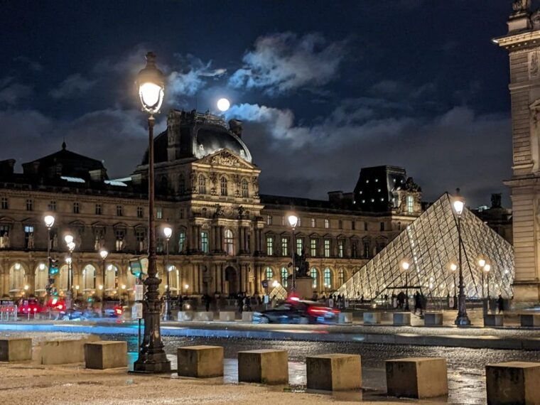 Paris: the French Monarchy Guided Walking Tour - Tour Guide and Customer Experience