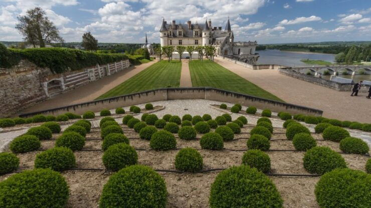 Paris: Top Loire Castles With Lunch and Wine - Chateau De Chennonceau: a Fairytale Castle