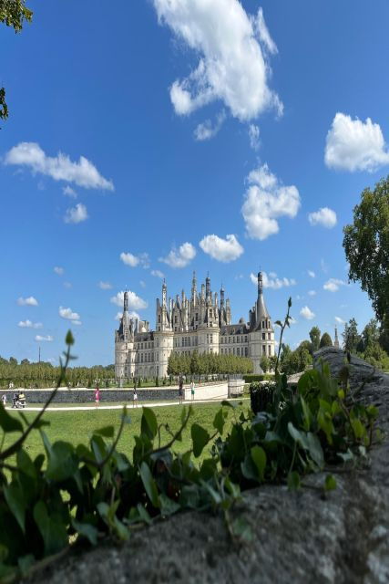 Paris: Top Loire Castles With Lunch and Wine - Tour Guide Experience: Making the Trip Memorable
