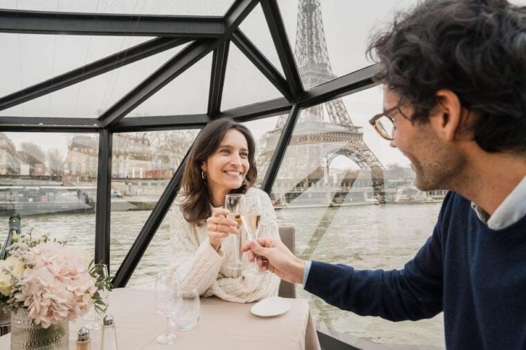 Paris : Valentines Day Diner Cruise on the Seine River - Tips for an Unforgettable Experience