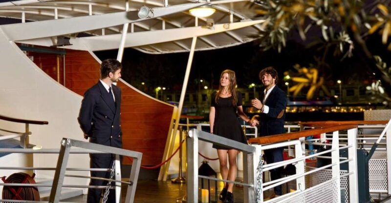 Paris: Valentines Day Dinner Cruise on the Seine River - Good To Know