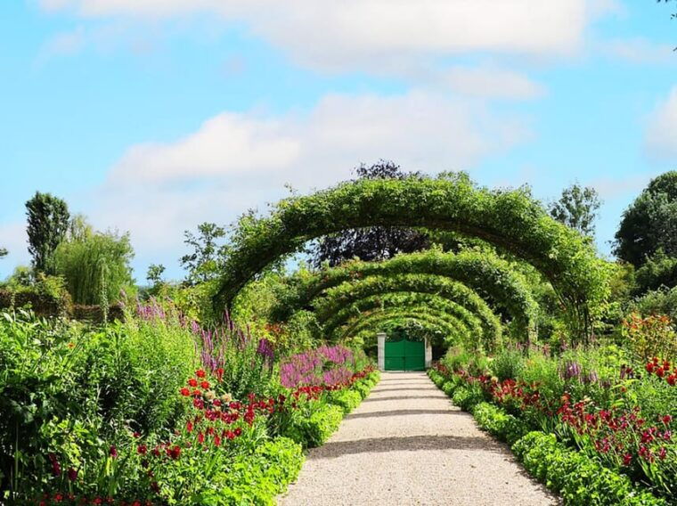 Paris: Versailles and Giverny PRIVATE Round Trip With Pickup - Accessibility Features