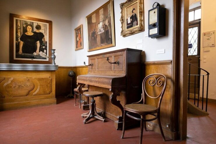 Paris: VIP Montmartre Walking Tour With Private Wine Tasting - Experience Highlights