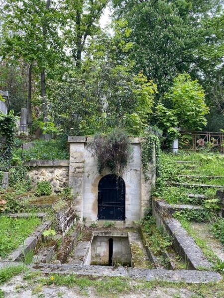 Paris: Visit Père Lachaise Cemetery Iconic Tombs - Accessibility Considerations
