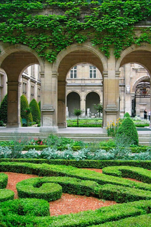 Paris: Walking Guided Tour of Highlights in Le Marais - Key Points