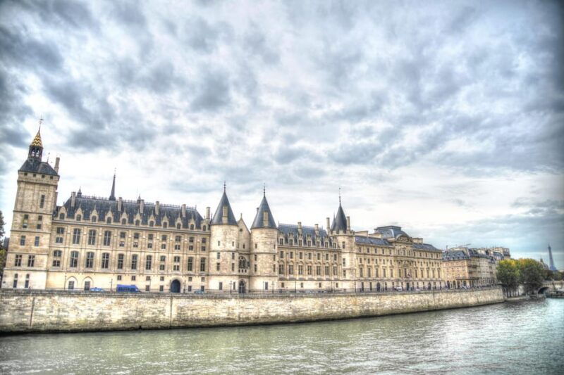 Paris: Walking Tour With Notre-Dame Cathedral Visit - Itinerary Highlights