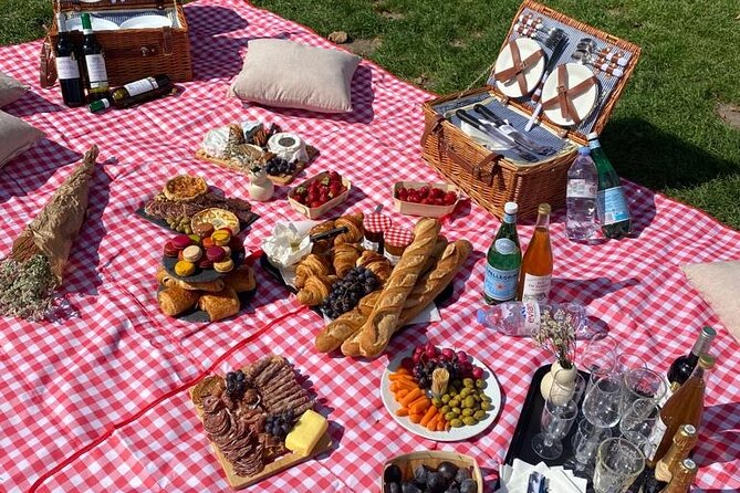 Parisian Picnic by the Eiffel Tower: a Tast of French Specials - The Perfect Location: Eiffel Tower Park