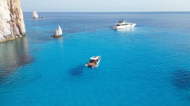 Paros: Private Paros and Antiparos Luxury Speedboat Tour - Luxurious and Sporty Boat Features