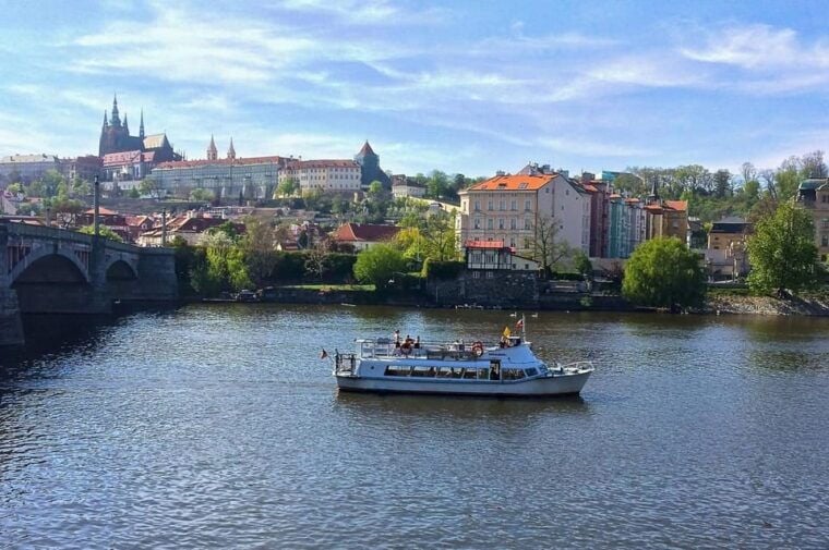 Party in Prague: Private River Cruise with Unlimited Drinks - What Does the Price Include?