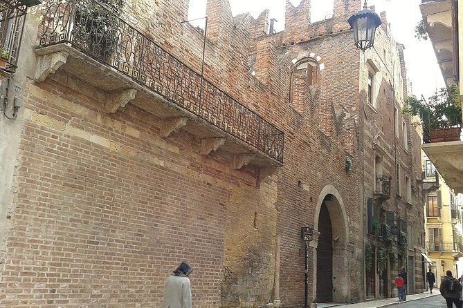 Passionate Verona: Living Romeo and Juliets Story - Uncovering the True Events Behind the Shakespearean Tale
