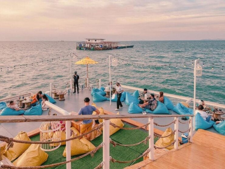 Pattaya City: Tappia Floating Cafe Pattaya Transfer & Drink - Experience Highlights