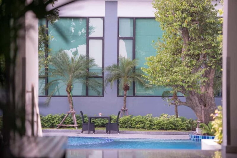 Pattaya: Indigo Bar at Bay Beach Resort Jomtien F&B Packages - Who Should Consider This Experience?