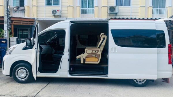 Pattaya: Private Transfer From/To Hotel in Bangkok - Vehicle and Driver Information