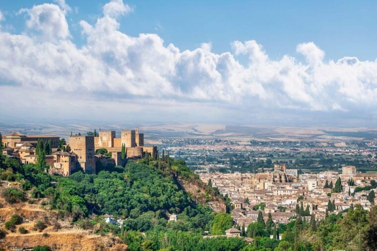 Peaceful Family Walking Tour in Granada - Capturing Breathtaking Views at Plaza De San Nicolás