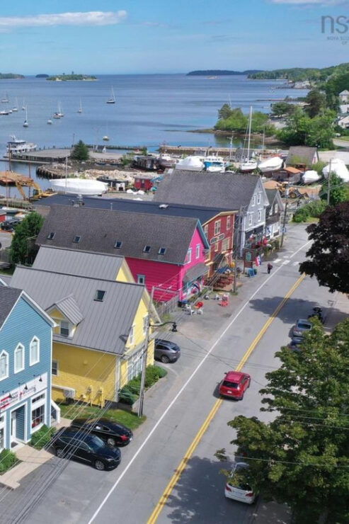 Peggys Cove, Queensland Beach, Mahone Bay, Lunenburg,Ovens - Itinerary Highlights