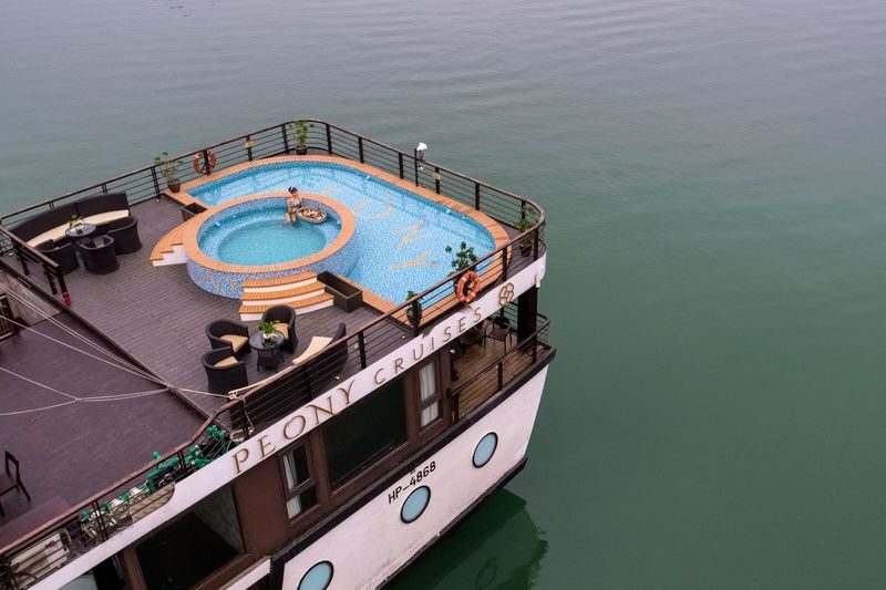 Peony 2D1N Cruise: Ha Long Bay & Lan Ha Bay Tour - Sunset, the jacuzzi, and dinner on board
