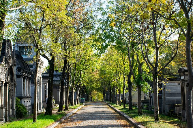 Père Lachaise Cemetery: A Stroll Through Immortal History - Famous Graves and Monuments