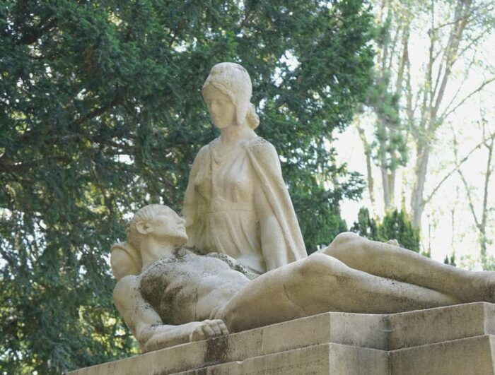 Père Lachaise Cemetery Tour, Tales From the Graves & Crepes - A Blend of History and Culture