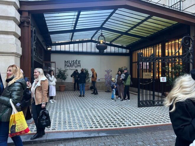 Perfume Workshop and Sparkling Wine With Eiffel Tower View - Important Information