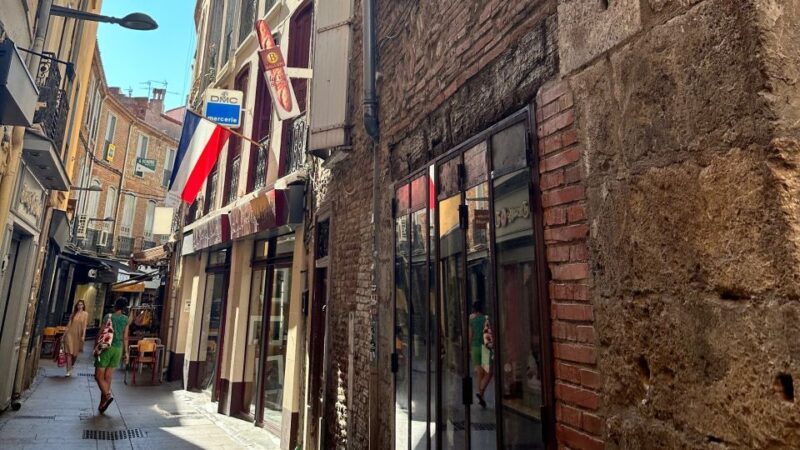 Perpignan : 2h private guided tour for small groups - A Walk Through the Historic Streets of Perpignan