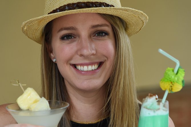 Petit Groupe De La Tournée Des Cocktails Et Des Spécialités Culinaires Du Vieux Carré Français - Tour Highlights