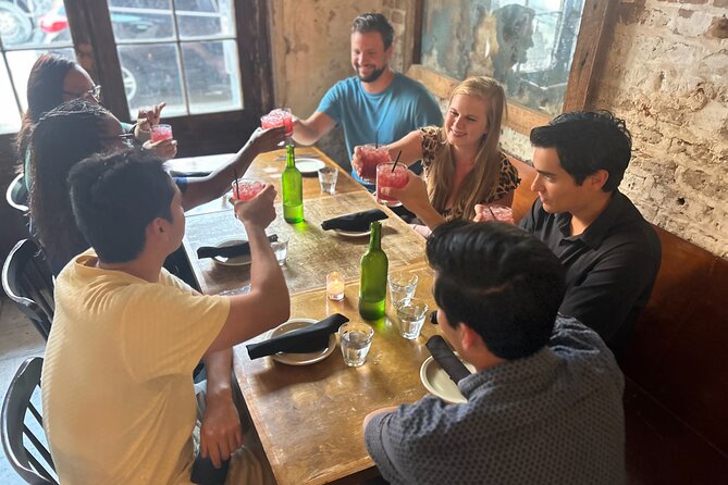 Petit Groupe De La Tournée Des Cocktails Et Des Spécialités Culinaires Du Vieux Carré Français - Sampled Drinks and Culinary Delights