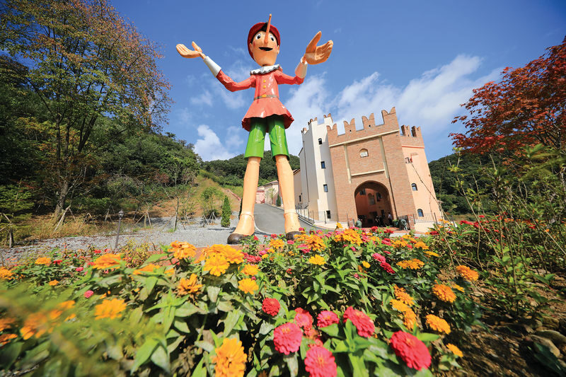 Petite France & Italian Village Ticket in Gapyeong - Getting there and moving between the parks