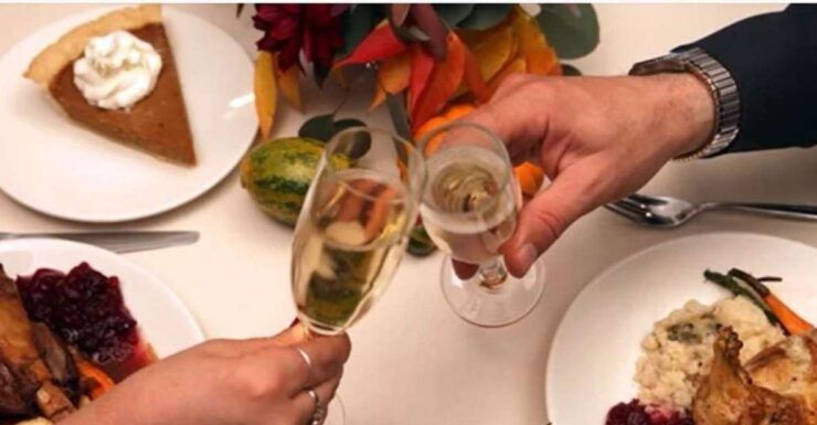 Philadelphia: Christmas Eve Gourmet Brunch or Dinner Cruise - Experience Highlights