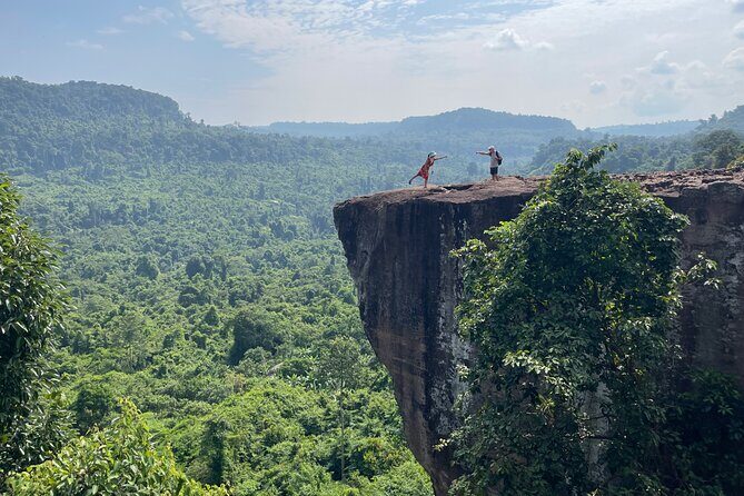 Phnom Kulen Waterfall and Banteay Srei Temple Tour from Siem Reap - Discovering Phnom Kulen: The Waterfalls and Sacred Sites