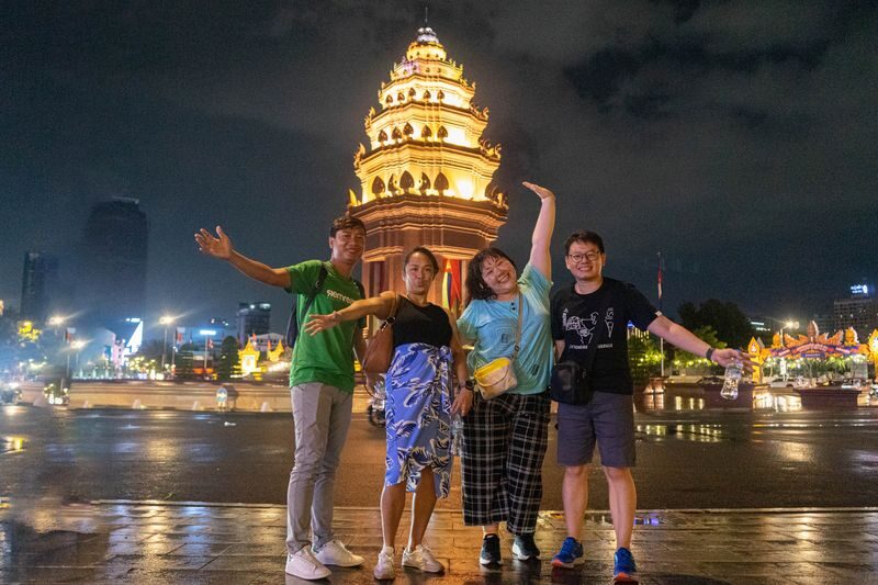 Phnom Penh Evening Food & Beer Small Group Tour - Several local stops, and plenty to sample