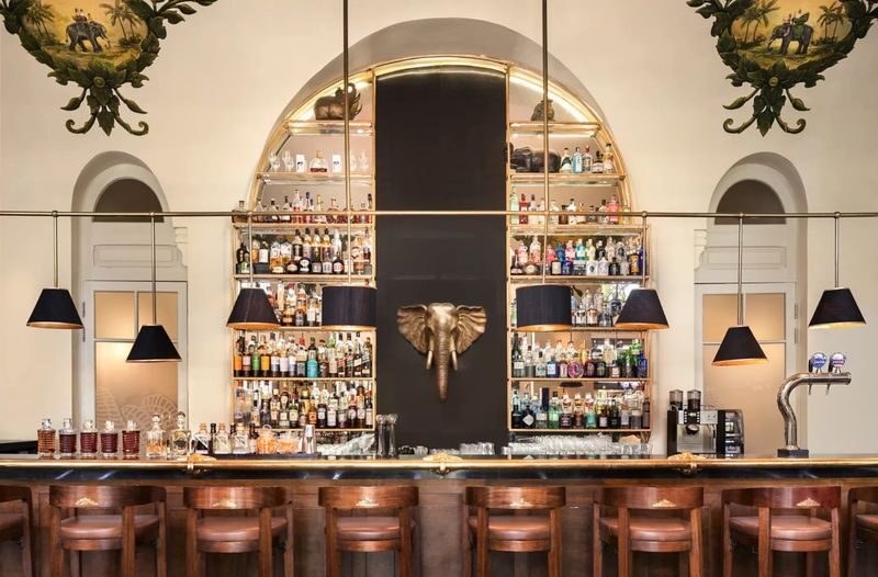 Phnom Penh Heritage city tour by Night - Elephant Bar: a historic pause with a drink