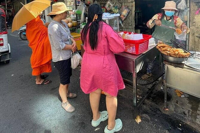Phnom Penh Morning Breakfast, Market and Art Tour by Tuktuk - What Travelers Can Expect from the Tour