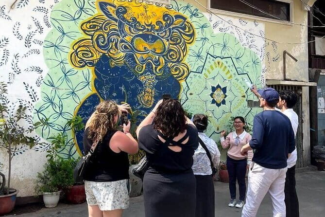 Phnom Penh Night City Highlights & Local Food tour by Tuktuk - Who Should Consider This Tour?