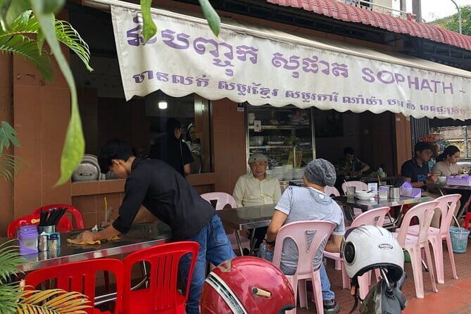 Phnom Penh Night City Highlights & Local Food tour by Tuktuk - A Closer Look at the Tour Itinerary