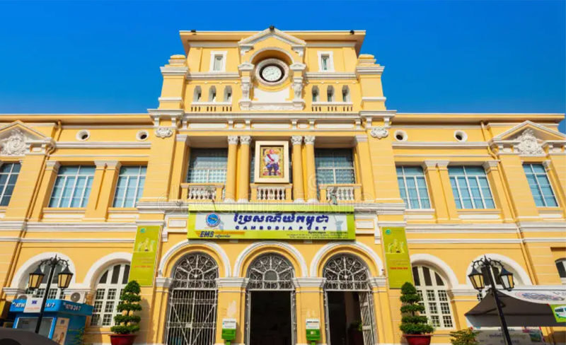 Phnom Penh Royal Palace Evening Tour - Markets and food add a local angle