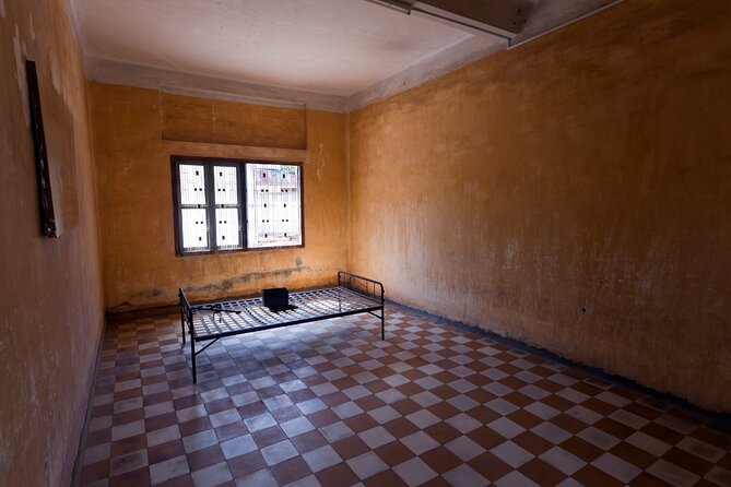 Phnom Penh Tour: Royal Palace, Killing Field, Tuol Sleng Museum - Exploring Tuol Sleng Museum