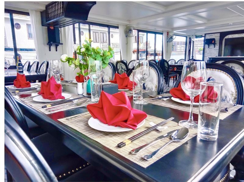 Phoenix Day Cruise: Ha Long Bay, Sung Sot, Ti Top - Ti Top Island: beach time or a climb