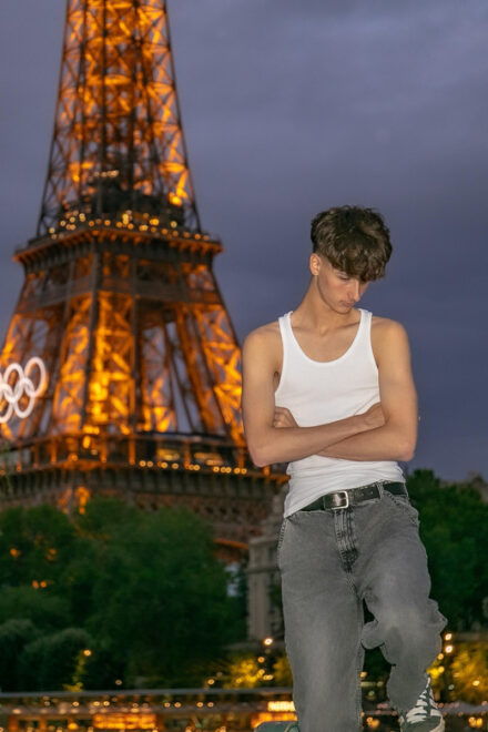 Photo Session for Couples With Flowers Around Eiffel Tower - Experience Highlights