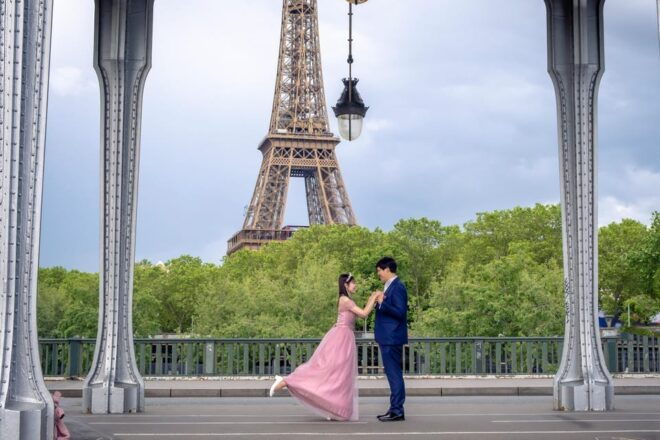 Photo Session for Couples With Flowers Around Eiffel Tower - Photography Insights