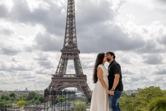 Photo Session for Couples With Flowers Around Eiffel Tower - Accessibility Features