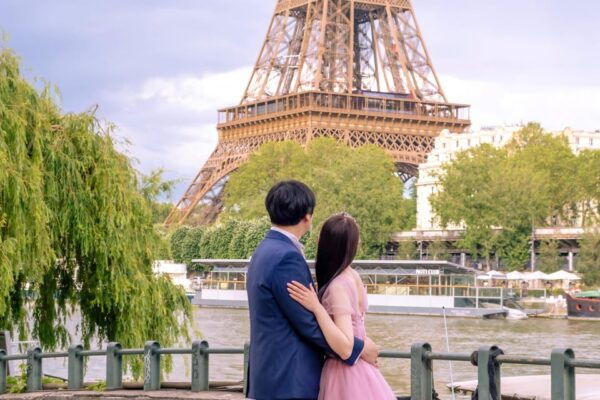 Photo Session for Couples With Flowers Around Eiffel Tower - Language Options