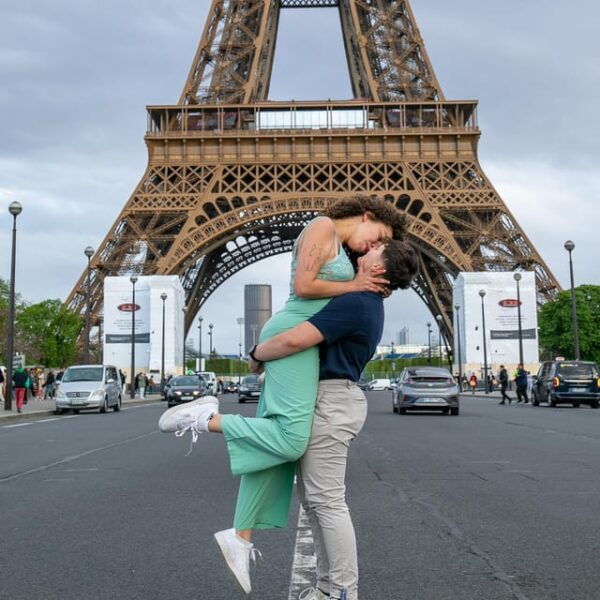 Photo Session for Couples With Flowers Around Eiffel Tower - Additional Services