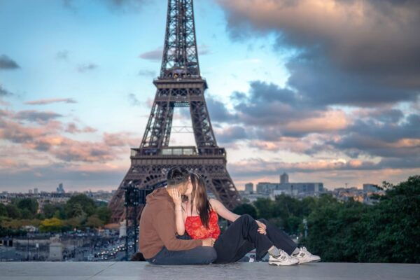Photo Session for Couples With Flowers Around Eiffel Tower - Customer Feedback