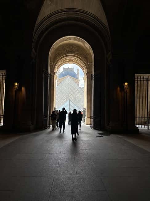 Photo Workshop in Paris sightseeing Notre Dame and Louvre - Itinerary Breakdown: From the Seine to the Seine Again