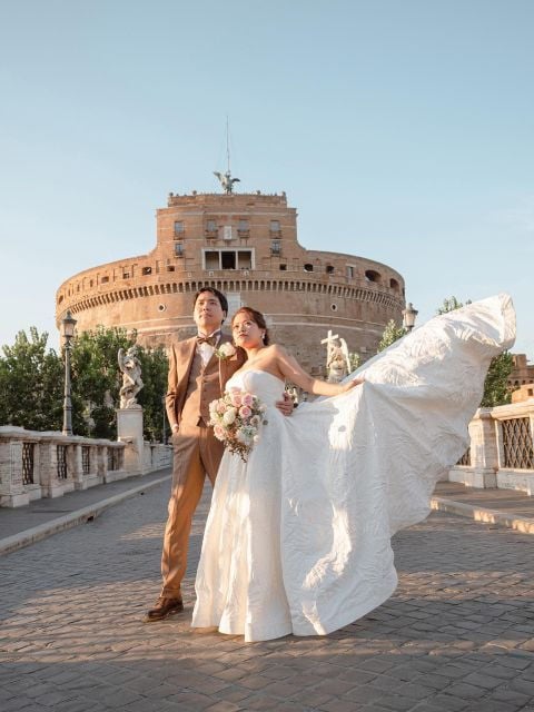 Photoshoot From Trevi Fountain to Colosseum With a Local - Inclusions Package