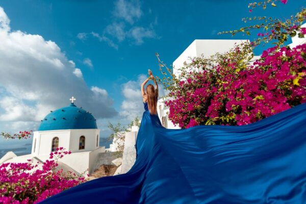 Photoshoot in Santorini With Flying Dress - Directions